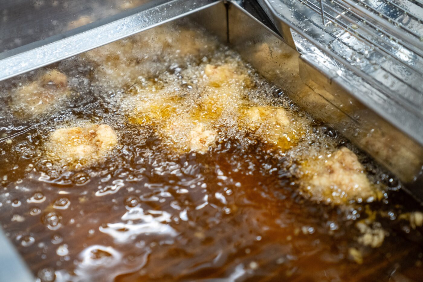 揚げと焼き、二つの“熱”で放出の夜を彩る。
一皿ごとに響く音と香ばしさが、食欲を誘う合図。-1