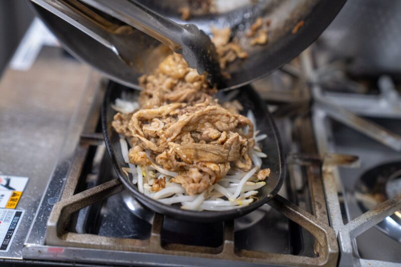 香ばしい音と香りが食欲をそそる
 